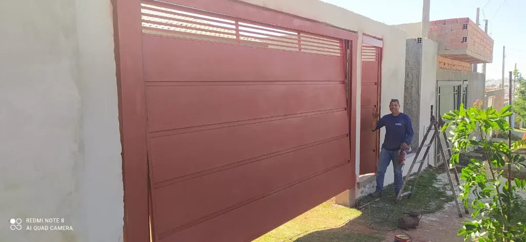 Portão e serralheria em metal — modelo 1, trabalho realizado em Botucatu