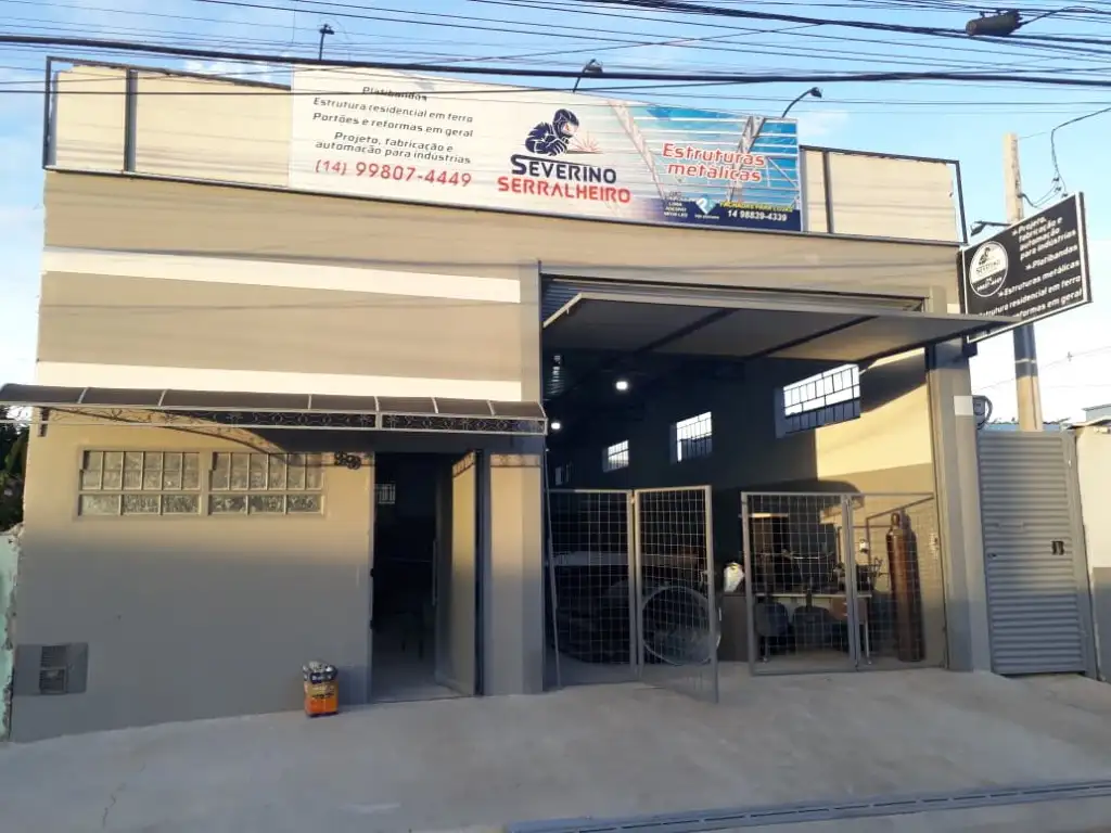 Profissional de serralheria soldando